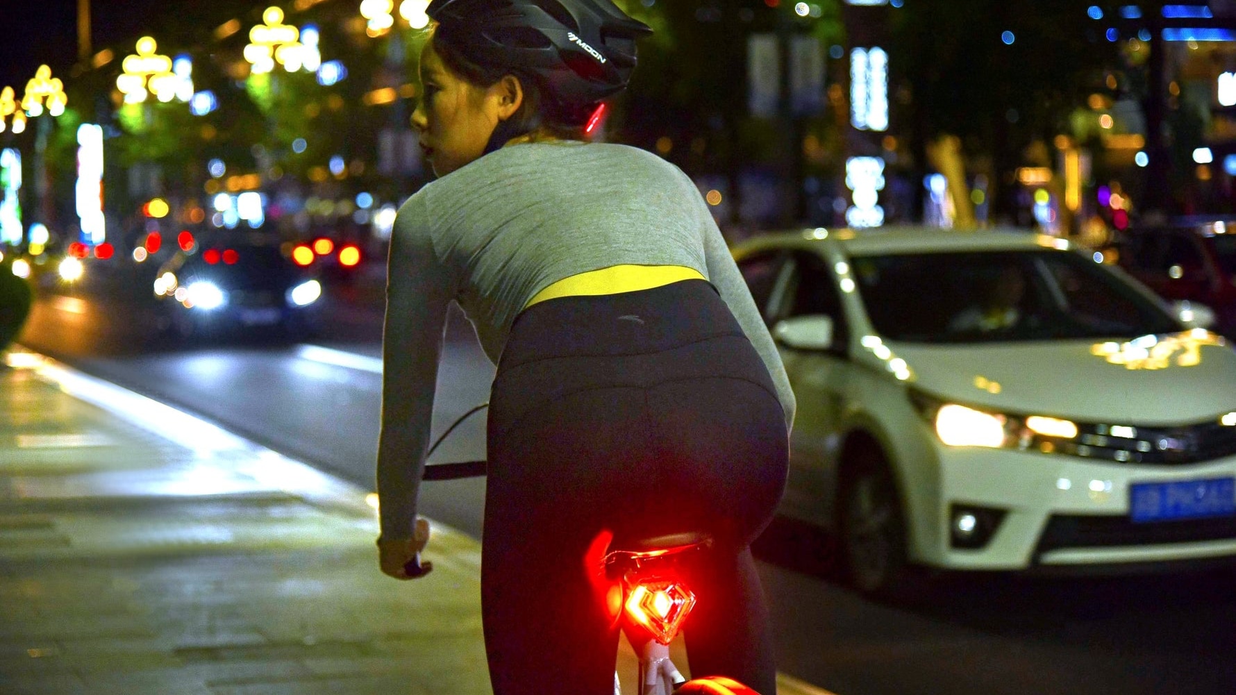 stub(fr): #en#Ce feu arrière pour vélo intègre énormément de fonctions très utiles#en#