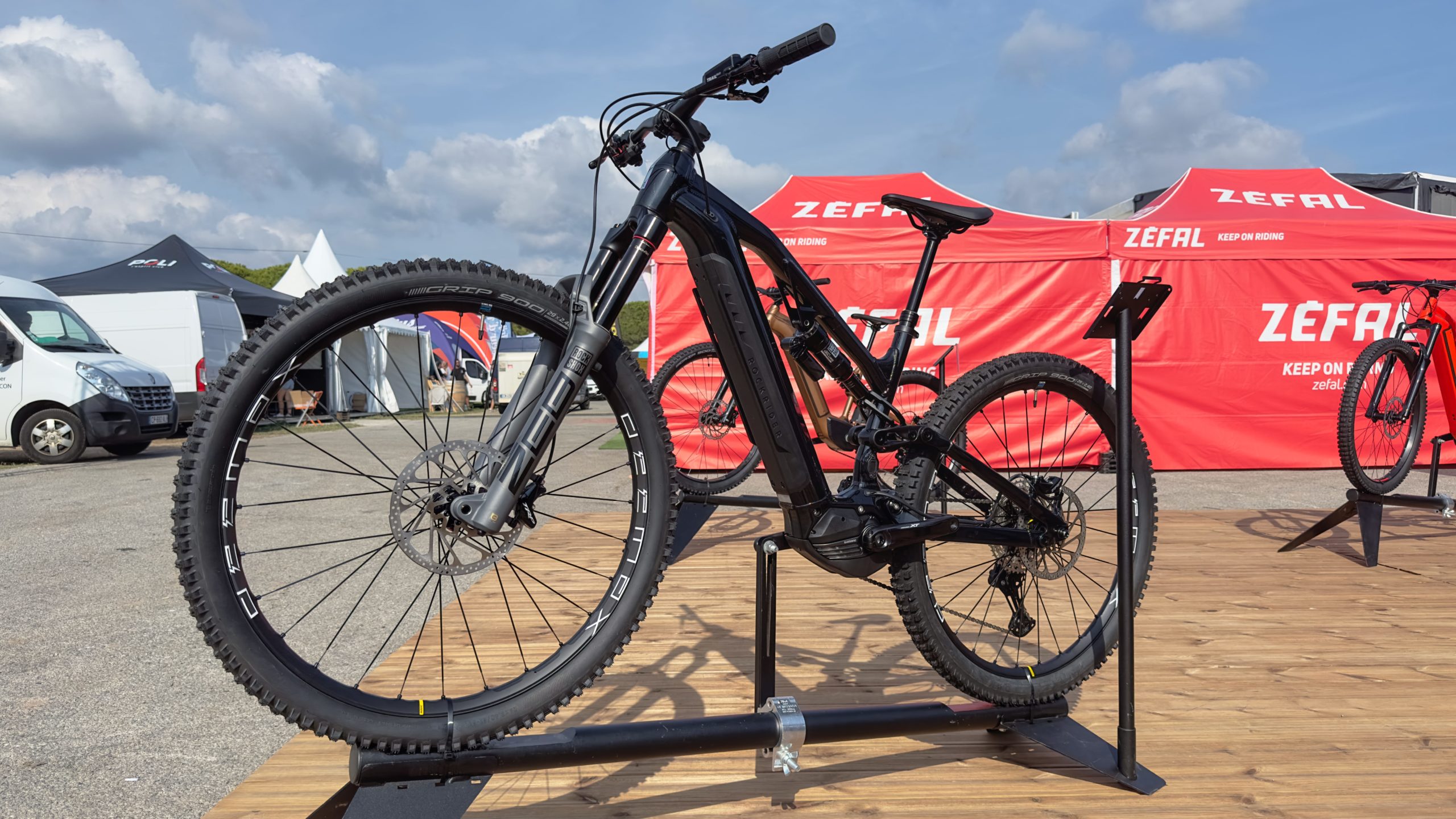 stub(fr): #en#Le VTT électrique haut de gamme de Decathlon est enfin disponible#en#