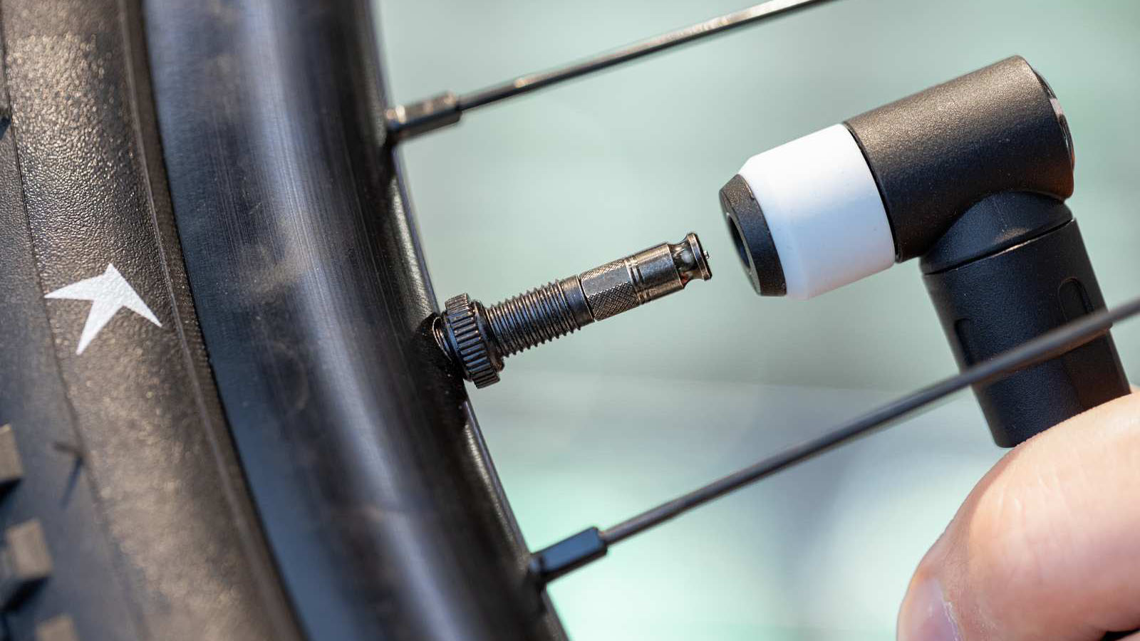 stub(fr): #en#Avec la Schwalbe Clik Valve, le gonflage des pneus est un jeu d&rsquo;enfant#en#
