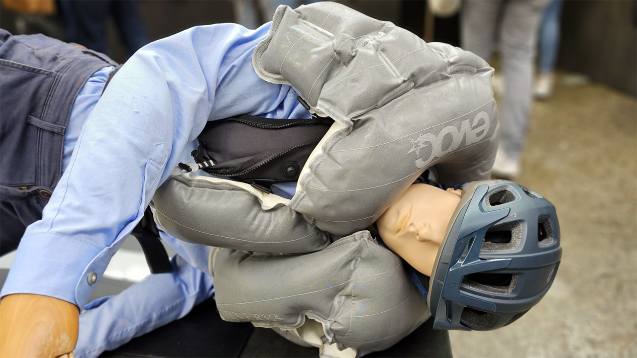 stub(fr): #en#Evoc a un sac à dos à airbag pour cyclistes urbains#en#