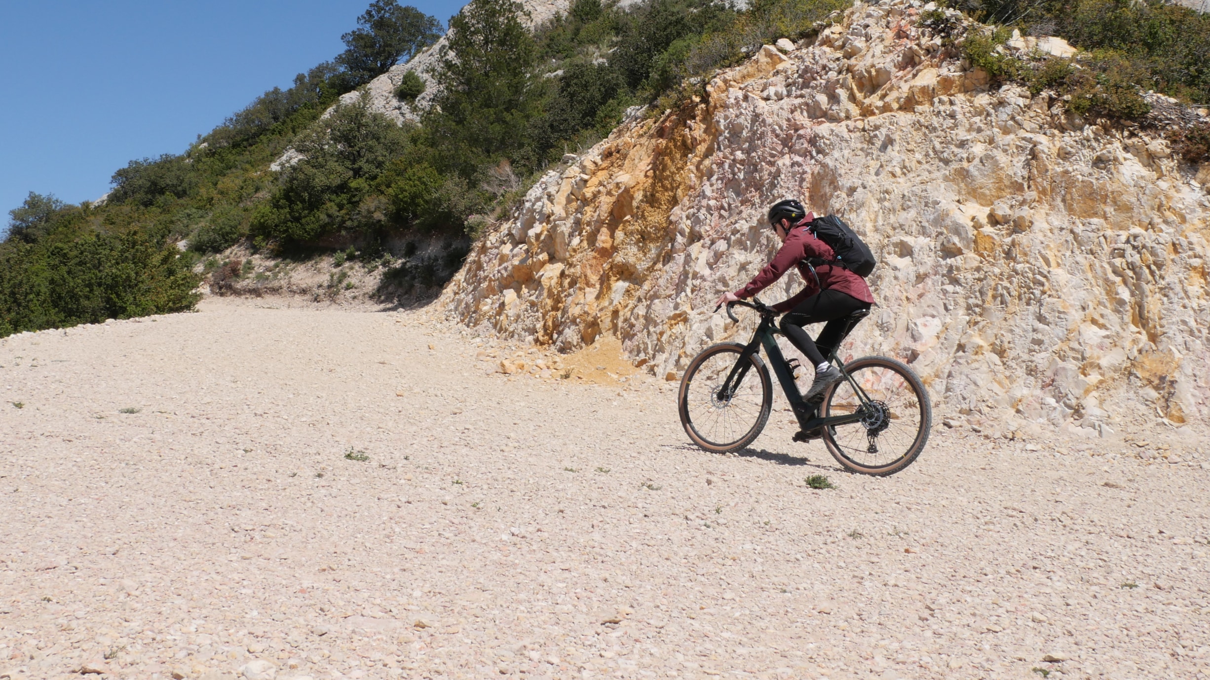 stub(fr): #en#On a roulé sur les nouveaux vélos électriques Dimanche Road et Gravel de Moustache#en#