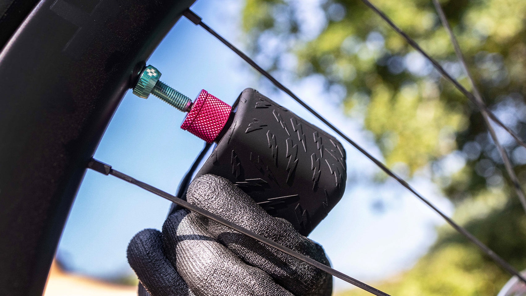 stub(fr): #en#Muc-Off lance sa mini pompe électrique AirMach pour pneus de vélos#en#