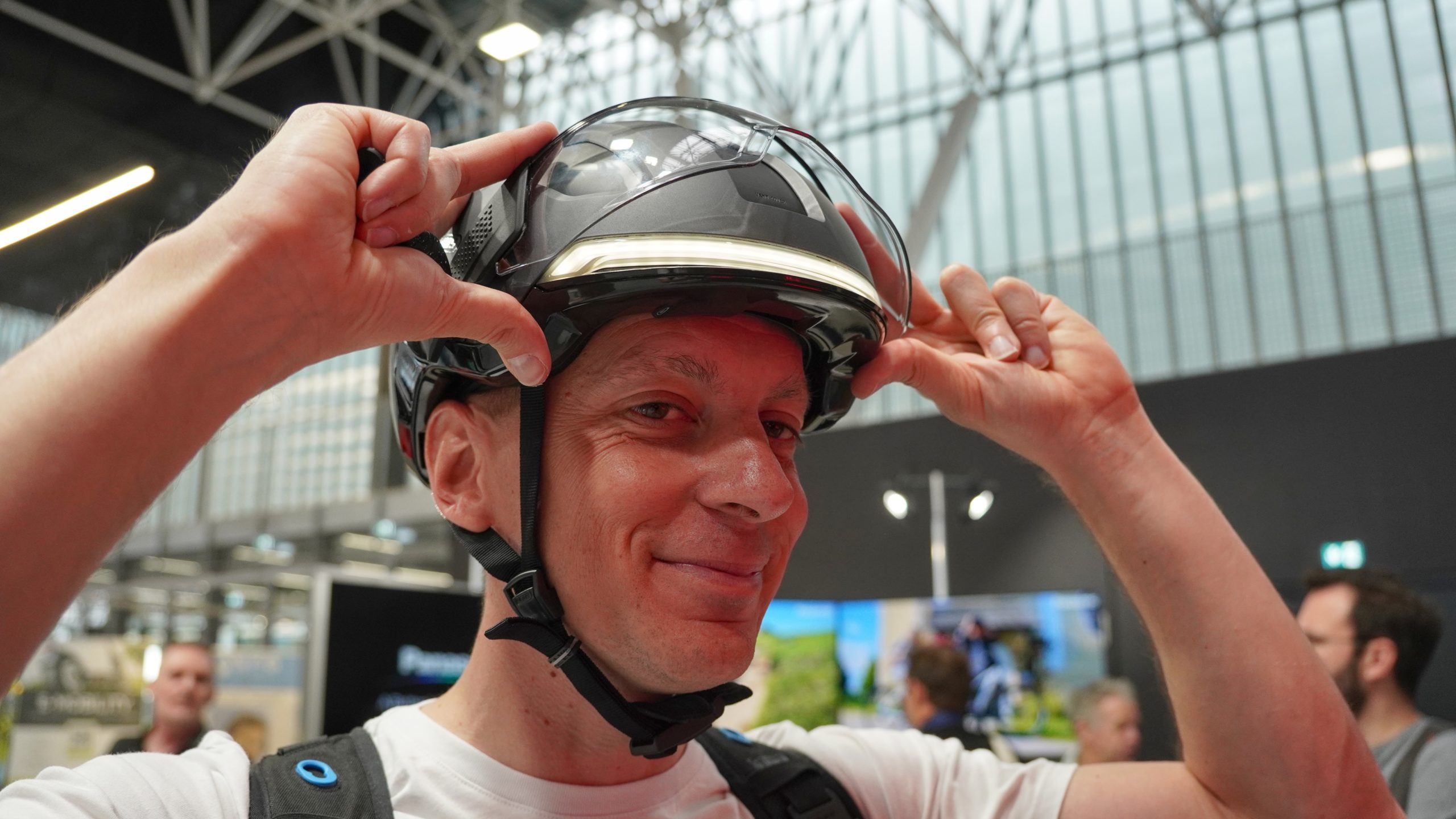 stub(fr): #en#Abus HYP-E : clignotants, feu-stop, visière pour un casque vélo tout-en-un#en#
