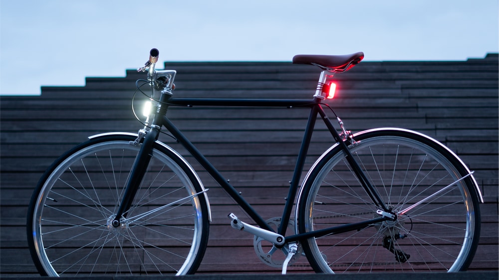 stub(fr): #en#Ces lumières pour vélo s’attachent et s’enlèvent en un clin d’oeil#en#